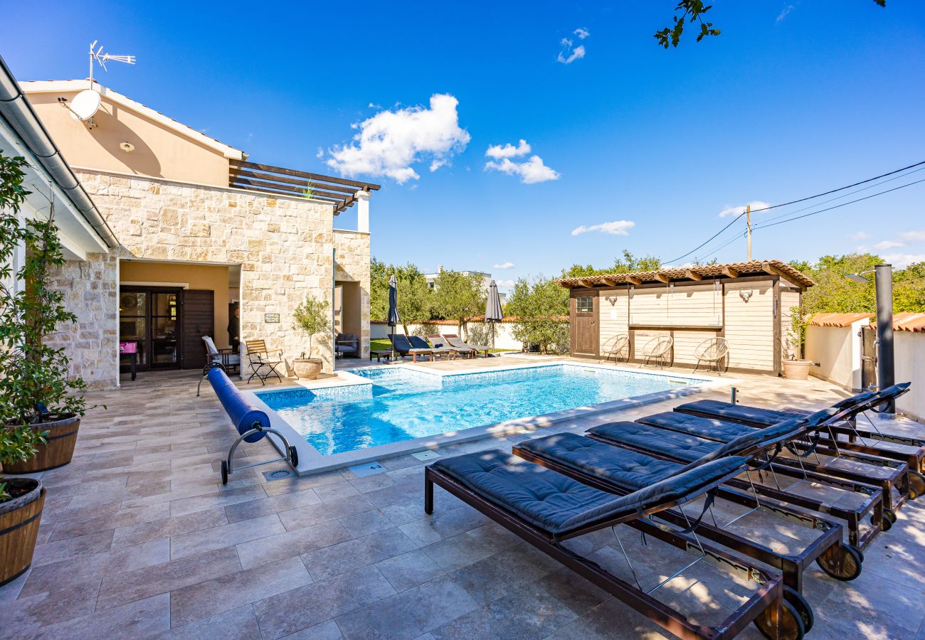 Villa in Sveti Kirin - Villa Cirka in Central Istria for 12+2 persons with a 36 m2 heated pool, gaming & activities for kids and adults