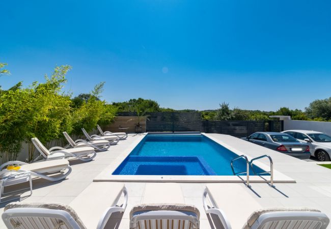 Villa in Medulin - Villa Miaa newly built modern villa in Medulin for 9 people with heated swimming pool & jacuzzi Villa in Medulin - Villa Miaa newly built modern villa in Medulin for 9 people with heated swimming pool & jacuzzi