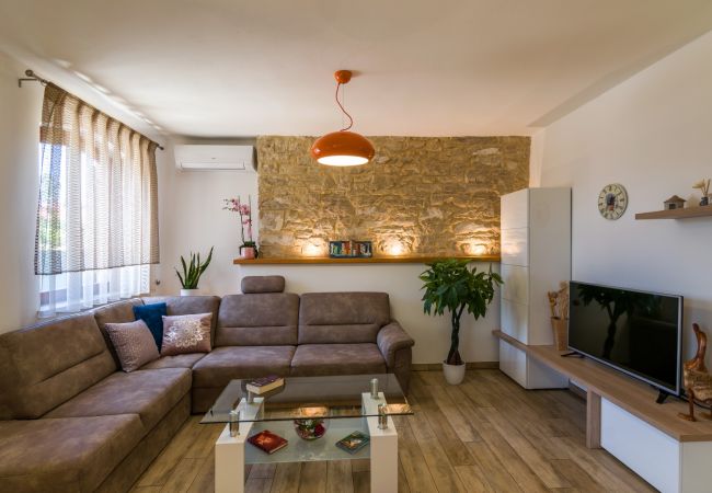 Villa in Galižana - Villa Pietra for 6 people near Fažana with sea view - children playground & pet friendly Villa in Galižana - Villa Pietra for 6 people near Fažana with sea view - children playground & pet friendly