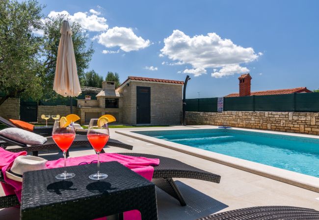 Villa in Galižana - Villa Pietra for 6 people near Fažana with sea view - children playground & pet friendly Villa in Galižana - Villa Pietra for 6 people near Fažana with sea view - children playground & pet friendly
