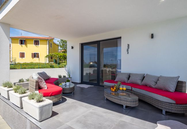Villa in Vodnjan - Villa Angie in Central Istria for 10 persons with private heated pool & kids playground  Villa in Vodnjan - Villa Angie in Central Istria for 10 persons with private heated pool & kids playground