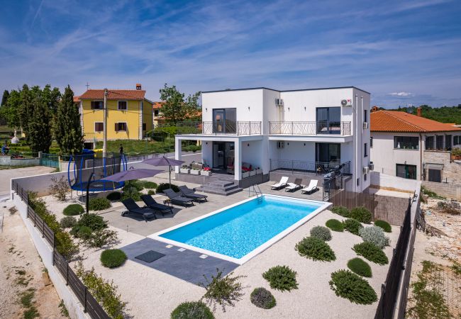 Villa in Vodnjan - Villa Angie in Central Istria for 10 persons with private heated pool & kids playground  Villa in Vodnjan - Villa Angie in Central Istria for 10 persons with private heated pool & kids playground