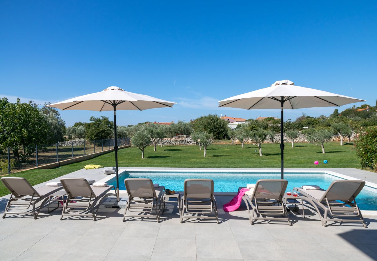Villa in Vodnjan - Villa Arestea near Pula with sea view, wellness & playground
