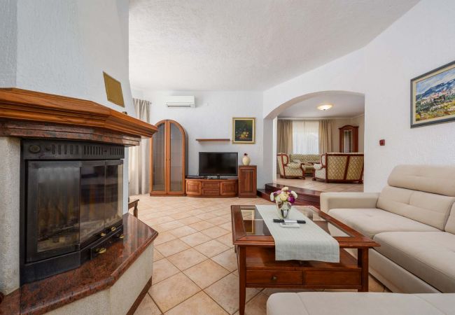 Villa in Micetici - Villa Eufemia near Poreč with large garden and outdoor playground for kids Villa in Micetici - Villa Eufemia near Poreč with large garden and outdoor playground for kids