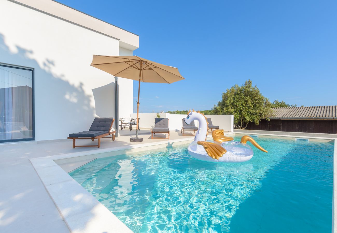 Villa in Vintijan - Villa Hana near Pula with private 32 m2 pool & only 2 km from the beach