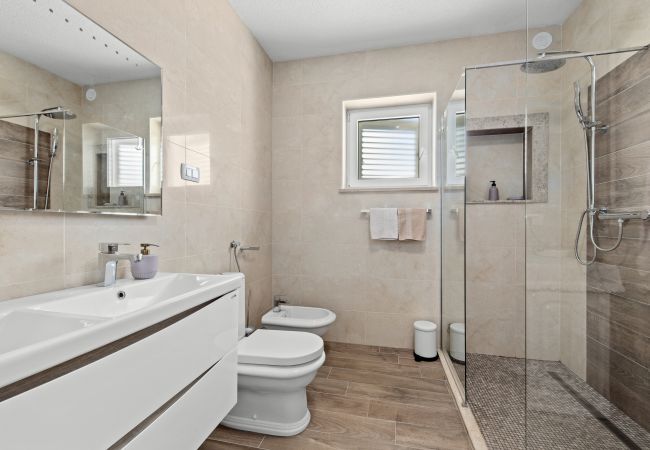 Villa in Peruški - Villa Javor near Pula only 1 km from the beach with sea view and heated pool Villa in Peruški - Villa Javor near Pula only 1 km from the beach with sea view and heated pool