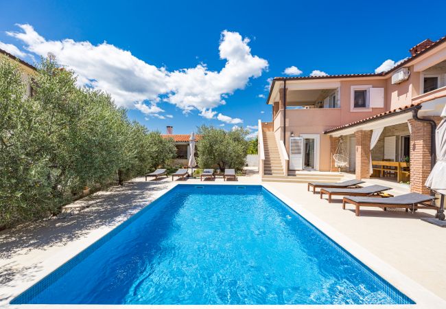 Villa in Peruški - Villa Javor near Pula only 1 km from the beach with sea view and heated pool Villa in Peruški - Villa Javor near Pula only 1 km from the beach with sea view and heated pool
