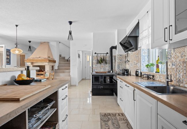 Villa in Peruški - Villa Javor near Pula only 1 km from the beach with sea view and heated pool Villa in Peruški - Villa Javor near Pula only 1 km from the beach with sea view and heated pool