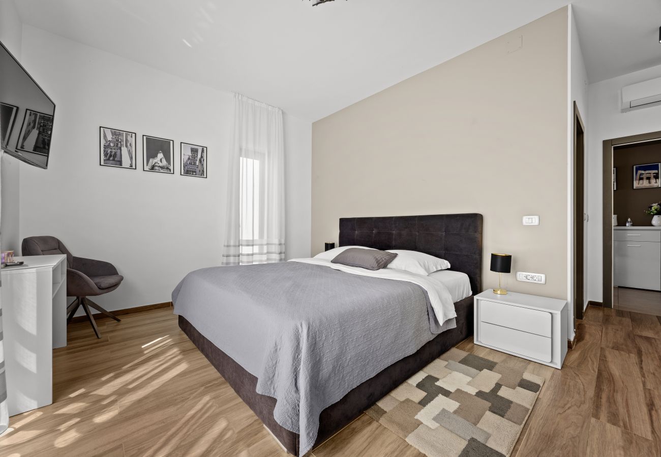 Villa in Pula - Villa Ula in Pula with heated pool, sauna & private tennis court