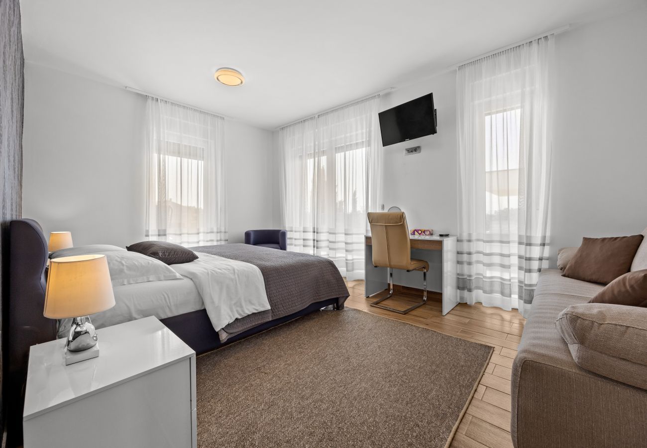 Villa in Pula - Villa Una in Pula with heated pool, whirlpool & private tennis court