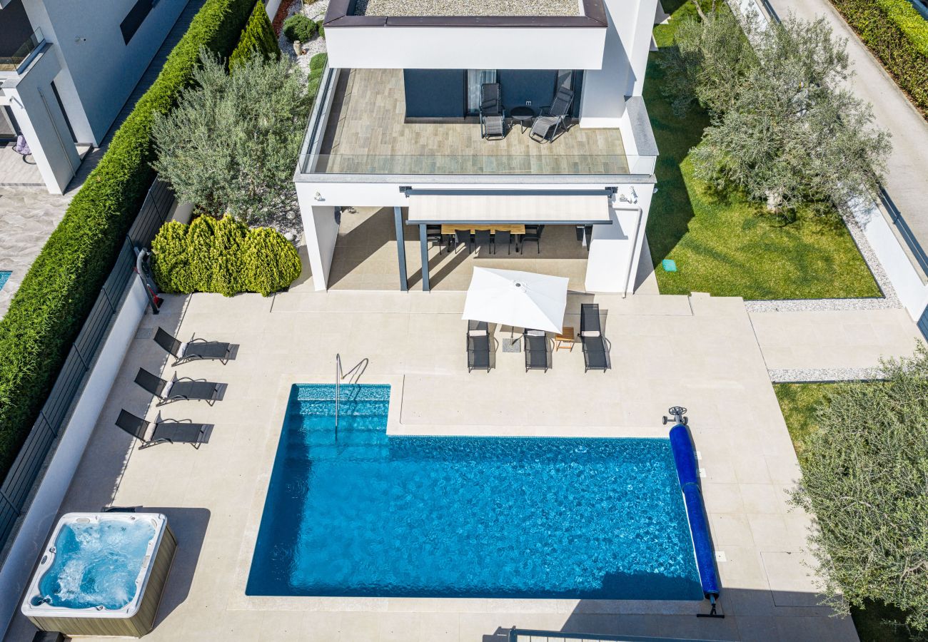 Villa in Pula - Villa Una in Pula with heated pool, whirlpool & private tennis court