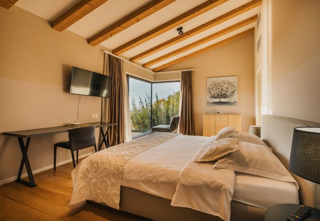 Villa in Brtonigla - Villa Vigneto near Novigrad for 15 persons with sea view and whirlpool Villa in Brtonigla - Villa Vigneto near Novigrad for 15 persons with sea view and whirlpool