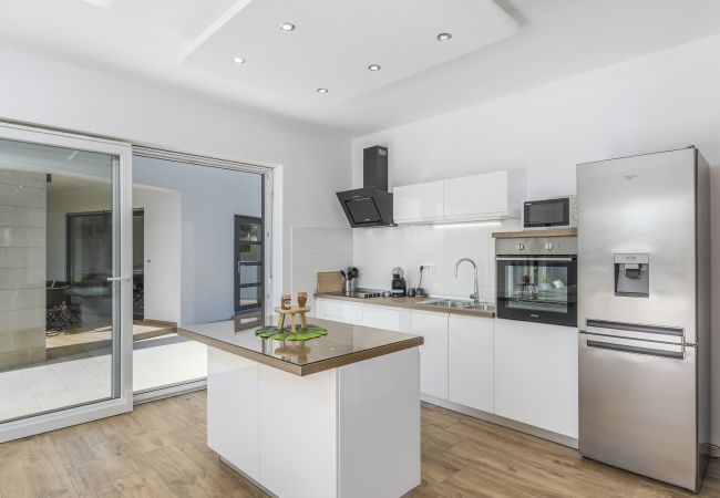 Villa in Pula - Modern Villa OL&JU for 9 persons in Pula only 1.5 km from the beach with Pool Heating Villa in Pula - Modern Villa OL&JU for 9 persons in Pula only 1.5 km from the beach with Pool Heating