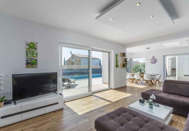 Villa in Pula - Modern Villa OL&JU for 9 persons in Pula only 1.5 km from the beach with Pool Heating Villa in Pula - Modern Villa OL&JU for 9 persons in Pula only 1.5 km from the beach with Pool Heating