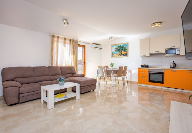 Villa in Juršici - Villa Ana in Central Istria for 12 persons with private saltwater Pool Villa in Juršici - Villa Ana in Central Istria for 12 persons with private saltwater Pool