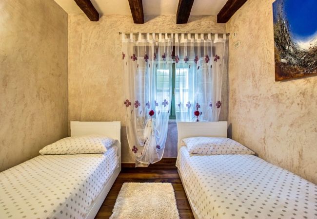Villa in Rakotule - Villa Zvonar near Motovun with large pool (62m2) and whirlpool Villa in Rakotule - Villa Zvonar near Motovun with large pool (62m2) and whirlpool