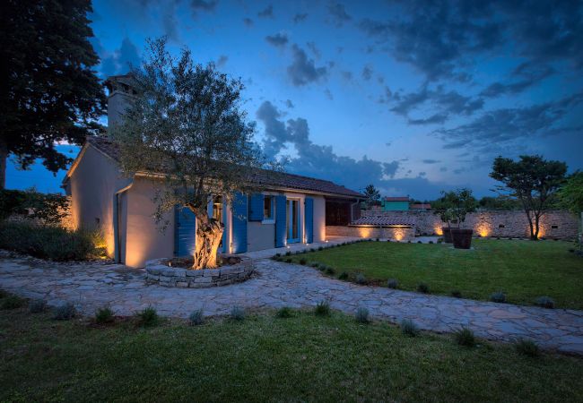 Villa in Cabrunici - Stancija Cabrunici in Central Istria with large garden and Wellness