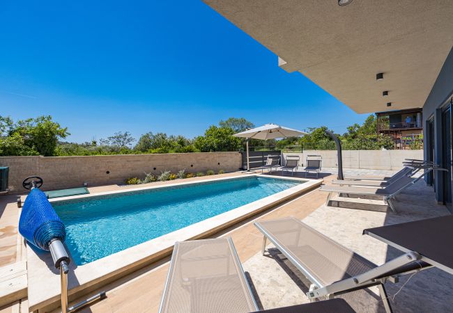 Villa in Medulin - Villa Bay II near Medulin for 9 people with heated pool - playground & whirpool only 100 meters from the beach Villa in Medulin - Villa Bay II near Medulin for 9 people with heated pool - playground & whirpool only 100 meters from the beach