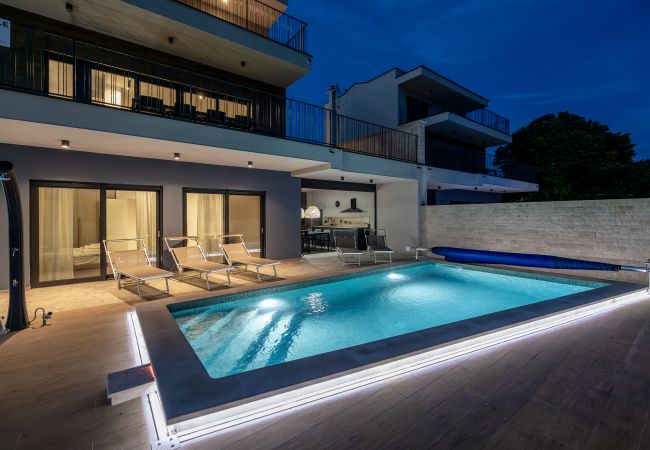Villa in Medulin - Villa Bay II near Medulin for 9 people with heated pool - playground & whirpool only 100 meters from the beach Villa in Medulin - Villa Bay II near Medulin for 9 people with heated pool - playground & whirpool only 100 meters from the beach