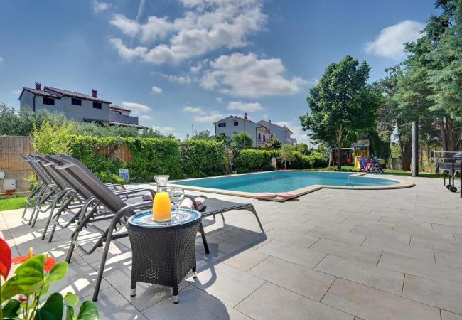 Villa in Fažana - Villa Andrija in Fažana for 9 people with sea view & heated pool - only 400 m from the beach Villa in Fažana - Villa Andrija in Fažana for 9 people with sea view & heated pool - only 400 m from the beach