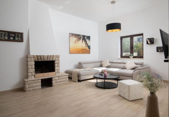 Villa in Fažana - Villa Andrija in Fažana for 9 people with sea view & heated pool - only 400 m from the beach Villa in Fažana - Villa Andrija in Fažana for 9 people with sea view & heated pool - only 400 m from the beach