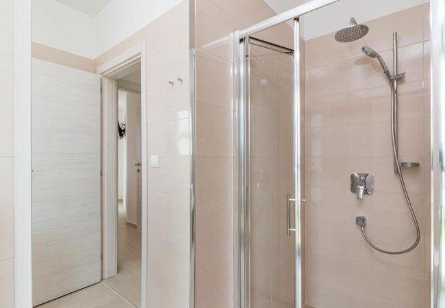 Villa in Fažana - Villa Elena Deluxe in Fažana for 8 people with whirlpool & private pool only 400 m from the beach Villa in Fažana - Villa Elena Deluxe in Fažana for 8 people with whirlpool & private pool only 400 m from the beach