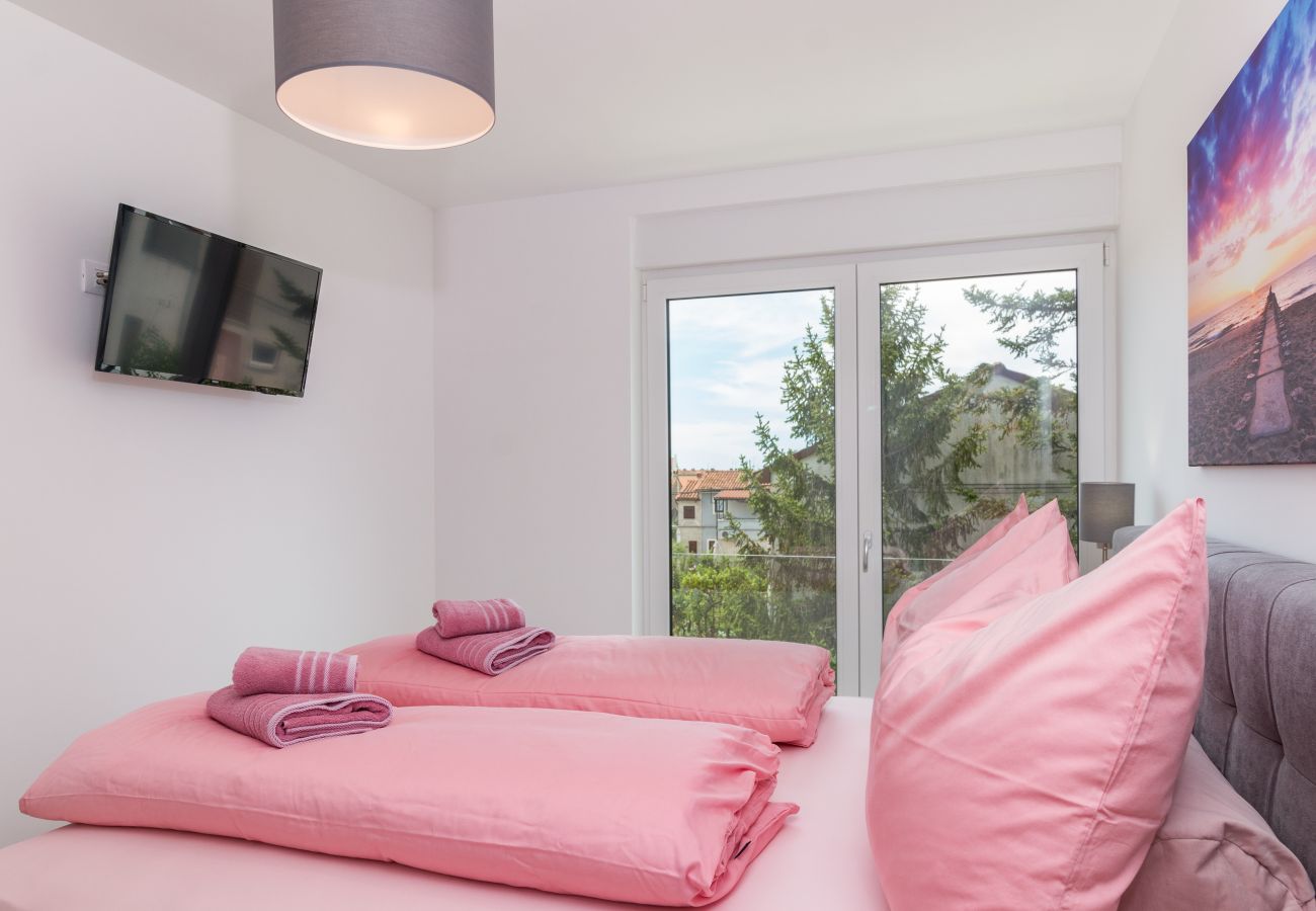 Villa in Fažana - Villa Elena Deluxe in Fažana for 8 people with whirlpool, kids playground & private pool only 400 m from the beach