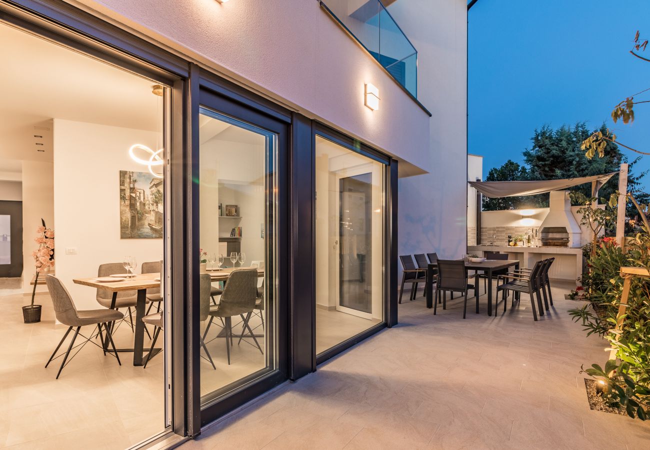 Villa in Fažana - Villa Elena Deluxe in Fažana for 8 people with whirlpool, kids playground & private pool only 400 m from the beach