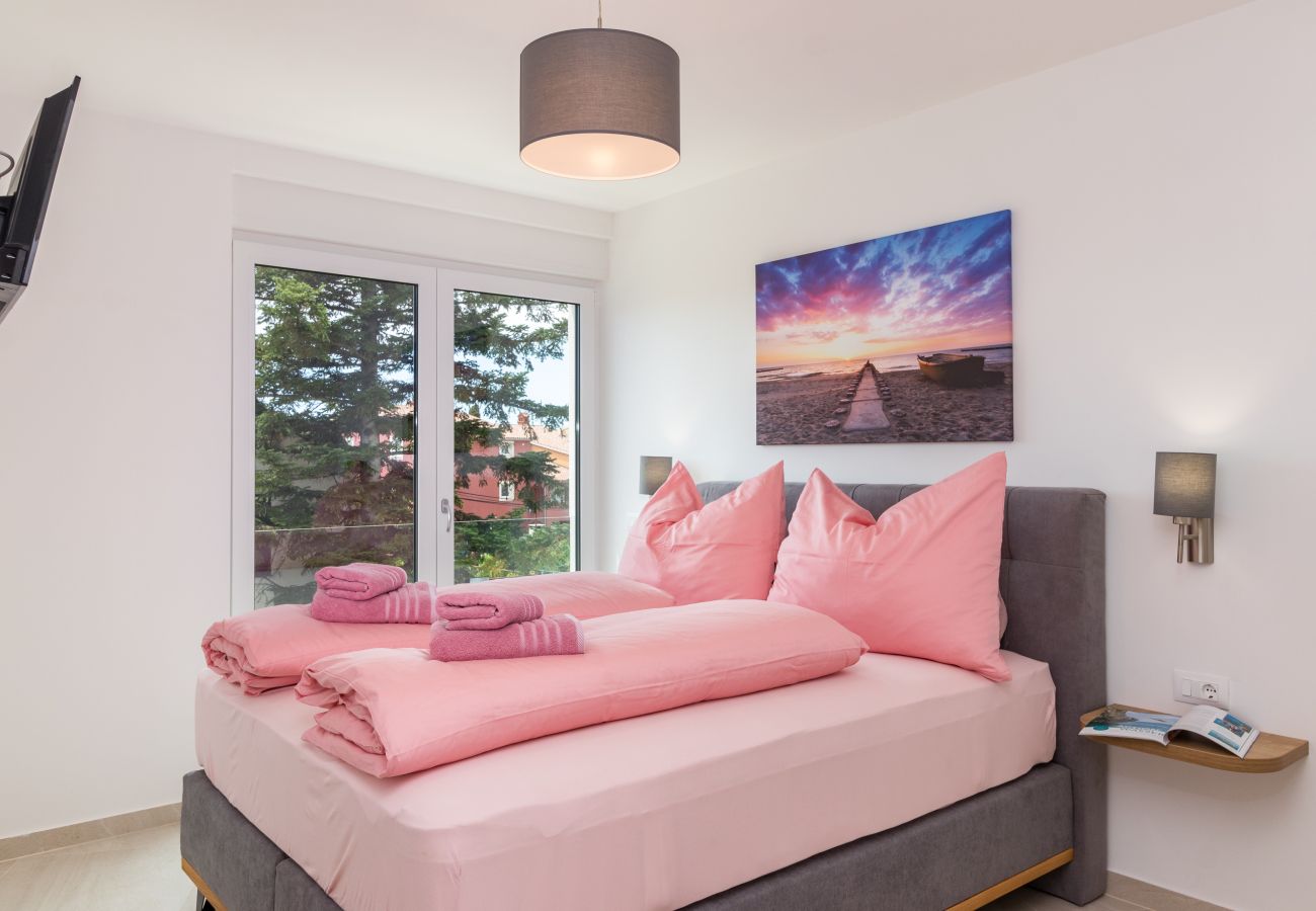 Villa in Fažana - Villa Elena Deluxe in Fažana for 8 people with whirlpool, kids playground & private pool only 400 m from the beach