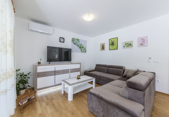 Villa in Labin - Villa Ana Labin for 12 person with 6 bedrooms & private pool Villa in Labin - Villa Ana Labin for 12 person with 6 bedrooms & private pool