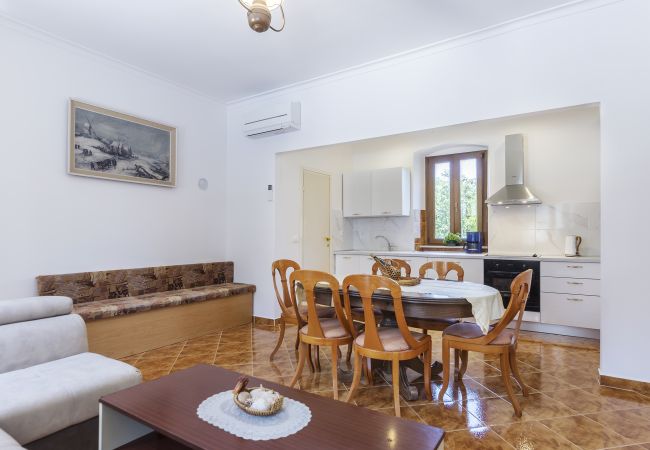 Villa in Labin - Villa Ana Labin for 12 person with 6 bedrooms & private pool Villa in Labin - Villa Ana Labin for 12 person with 6 bedrooms & private pool