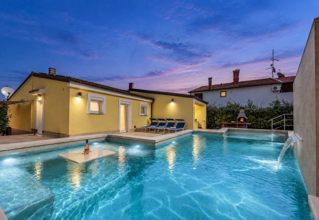 Villa in Banjole - Villa Manuela near Medulin with private heated pool only 500 meters from beach