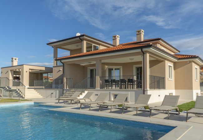 Villa in Krancici - Villa Silvia near Poreč for 10 people with infinity pool and large playground Villa in Krancici - Villa Silvia near Poreč for 10 people with infinity pool and large playground