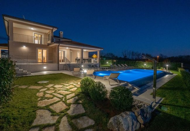 Villa in Krancici - Villa Silvia near Poreč for 10 people with infinity pool and large playground Villa in Krancici - Villa Silvia near Poreč for 10 people with infinity pool and large playground