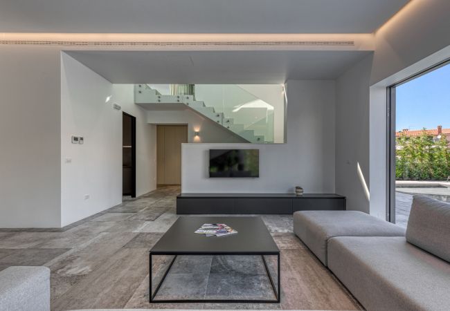 Villa in Fažana - Villa A in Fažana for 8 plus 2 persons with infinity pool only 100 meters from the sea Villa in Fažana - Villa A in Fažana for 8 plus 2 persons with infinity pool only 100 meters from the sea