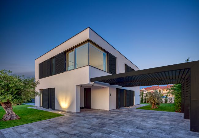 Villa in Fažana - Villa A in Fažana for 8 plus 2 persons with infinity pool only 100 meters from the sea Villa in Fažana - Villa A in Fažana for 8 plus 2 persons with infinity pool only 100 meters from the sea
