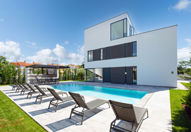 Villa in Fažana - Villa A in Fažana for 8 plus 2 persons with infinity pool only 100 meters from the sea Villa in Fažana - Villa A in Fažana for 8 plus 2 persons with infinity pool only 100 meters from the sea