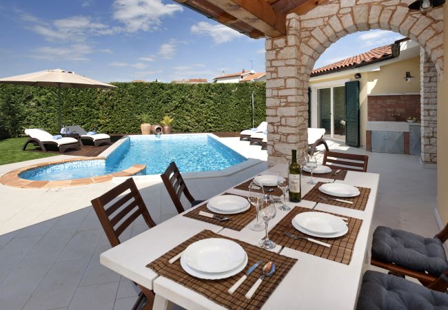 Villa in Labinci - Villa Santa Domenica near Poreč with play room, beautiful tavern & garden Villa in Labinci - Villa Santa Domenica near Poreč with play room, beautiful tavern & garden