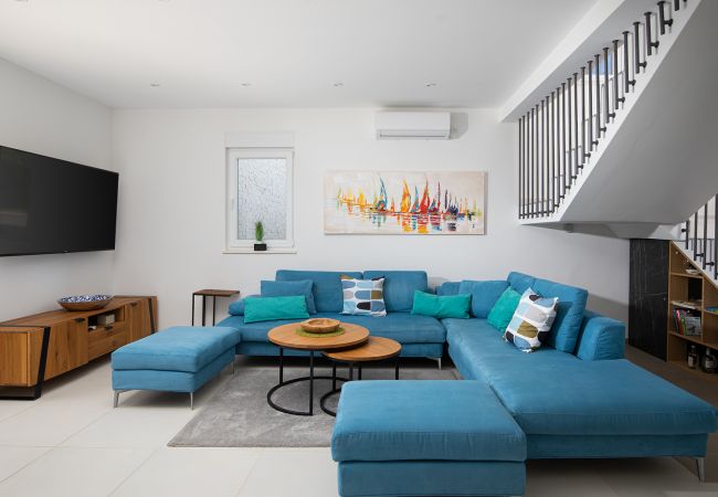 Villa in Juršici - Villa Unica for 8 People in Central Istra, very quiet and luxurious retreat only 15 minutes from the azure blue sea Villa in Juršici - Villa Unica for 8 People in Central Istra, very quiet and luxurious retreat only 15 minutes from the azure blue sea
