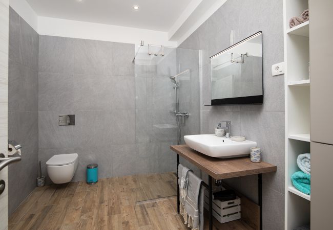 Villa in Juršici - Villa Unica for 8 People in Central Istra, very quiet and luxurious retreat only 15 minutes from the azure blue sea Villa in Juršici - Villa Unica for 8 People in Central Istra, very quiet and luxurious retreat only 15 minutes from the azure blue sea