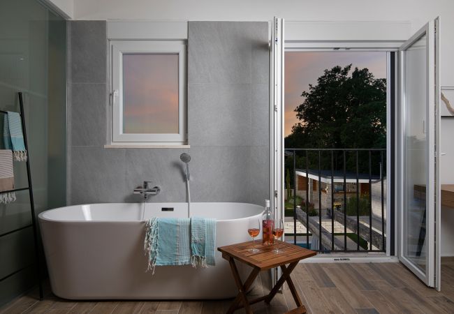 Villa in Juršici - Villa Unica for 8 People in Central Istra, very quiet and luxurious retreat only 15 minutes from the azure blue sea Villa in Juršici - Villa Unica for 8 People in Central Istra, very quiet and luxurious retreat only 15 minutes from the azure blue sea