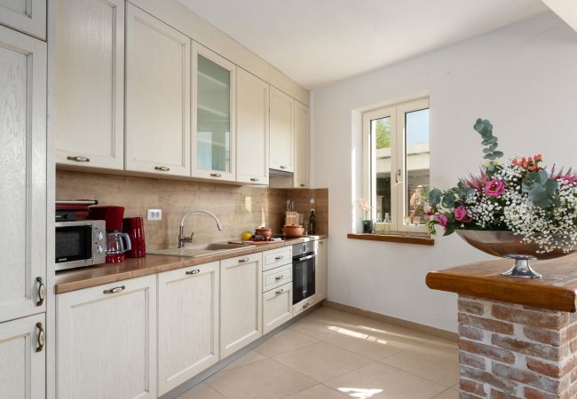 Villa in Labinci - Villa Bincila for 12 people near Poreč with sea view & beautiful garden Villa in Labinci - Villa Bincila for 12 people near Poreč with sea view & beautiful garden