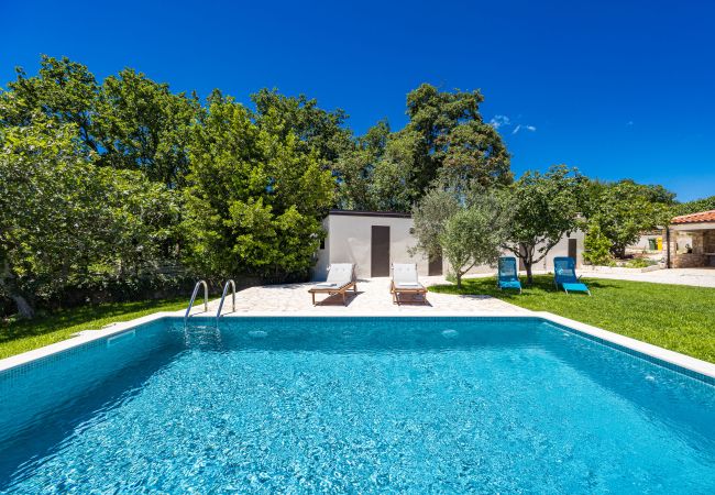 Villa in Peruški - Casa Mirna for 7 people near Pula with sea view & only 2 km from the sea Villa in Peruški - Casa Mirna for 7 people near Pula with sea view & only 2 km from the sea