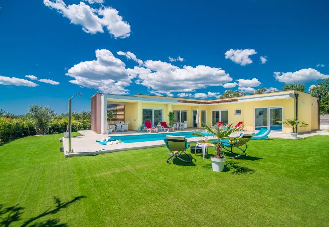 Villa in Svetvincenat - Villa Vita in Central Istria - Ground Floor Villa for 6 People with Heated Pool  Villa in Svetvincenat - Villa Vita in Central Istria - Ground Floor Villa for 6 People with Heated Pool