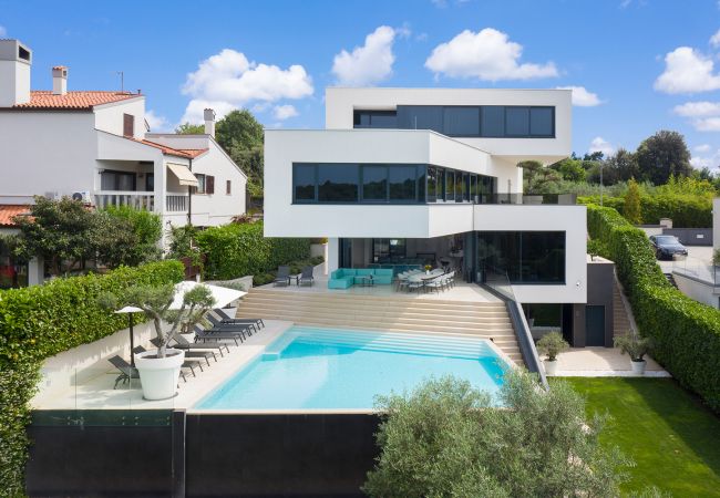 Villa in Banjole - Villa Lucy Banjole for 12 people near Medulin with heated indoor pool & spa just 400 meters from the beach Villa in Banjole - Villa Lucy Banjole for 12 people near Medulin with heated indoor pool & spa just 400 meters from the beach