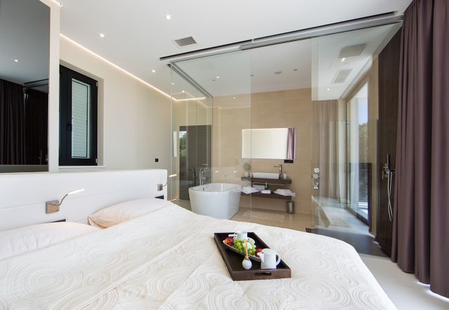 Villa in Vrsar - Luxury Villa La Reina for 10 people only 20 meters from the sea with wellness & heated pool near Poreč Villa in Vrsar - Luxury Villa La Reina for 10 people only 20 meters from the sea with wellness & heated pool near Poreč