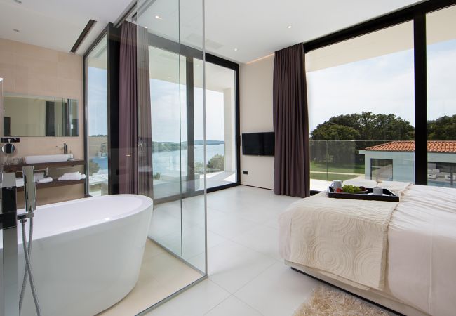 Villa in Vrsar - Luxury Villa La Reina for 10 people only 20 meters from the sea with wellness & heated pool near Poreč Villa in Vrsar - Luxury Villa La Reina for 10 people only 20 meters from the sea with wellness & heated pool near Poreč