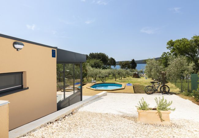 Villa in Pomer - Beach House Olive - ground floor house for 2 people with private beach near Medulin Villa in Pomer - Beach House Olive - ground floor house for 2 people with private beach near Medulin