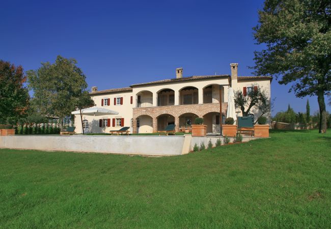 Villa in Filipini - Villa Sophie for 11 people near Poreč with infinity pool and large garden Villa in Filipini - Villa Sophie for 11 people near Poreč with infinity pool and large garden