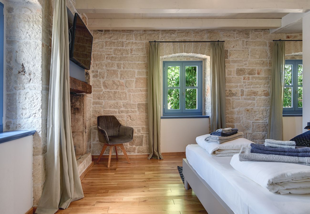 Villa in Tinjan - Villa PI for 8 people in Central Istria with heated pool & large garden